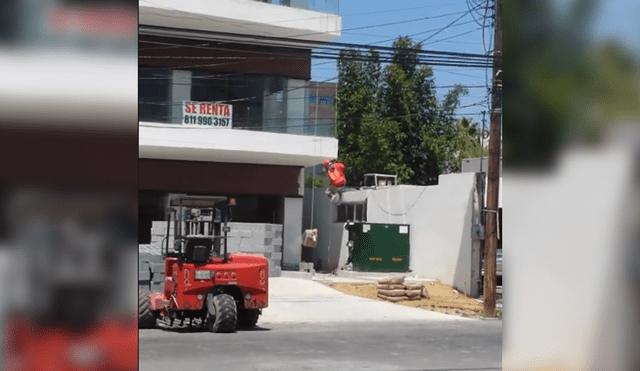 Vía Facebook: obreros usan divertida técnica para subir bolsas de cemento a un edificio [VIDEO]