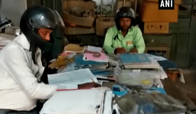 Empleados usan casco en el trabajo por temor a que les caiga el techo encima [VIDEO]
