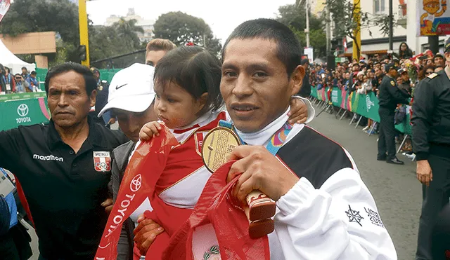 Su fuerza. Christian Pacheco junto a su hija tras la carrera.