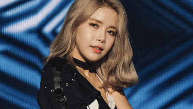 Desliza para ver más fotos de Solar de MAMAMOO.