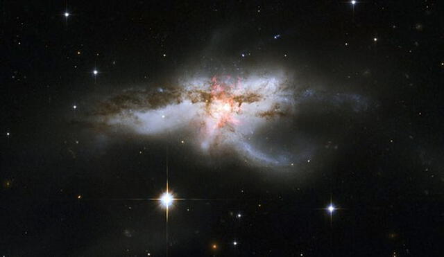 La galaxia NGC 6240 tiene una forma irregular debido a la gravedad generada por los tres agujeros negros en su centro. Imagen: Telescopio Espacial Hubble (NASA/ESA).