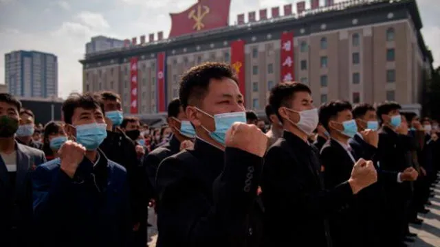 Los participantes con máscaras faciales asisten a una manifestación que marca el inicio de una 'Campaña de 80 días'. Foto: AFP