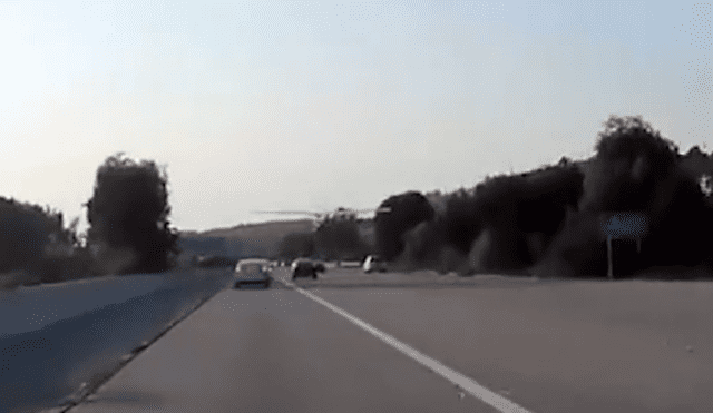 Avioneta aterriza de emergencia en autopista y causa pánico en conductores [VIDEO]
