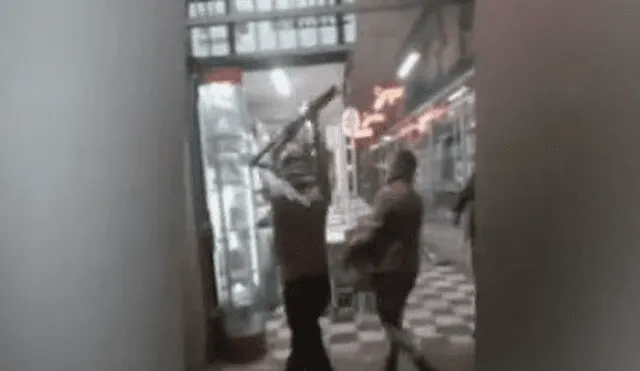 Hombre destrozó a fierrazos máquinas de última generación en una tienda [VIDEO]