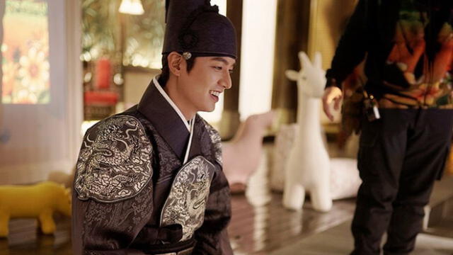 Desliza para ver más fotos de Lee Min Ho en The king: eternal monarch.