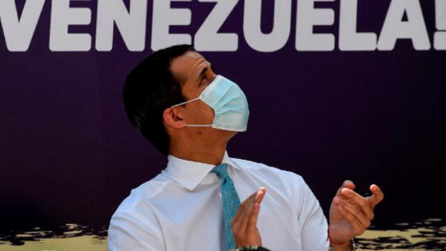 Juan Guaidó habla a sus simpatizantes un día antes de la Consulta Popular contra Nicolás Maduro. Foto: AFP