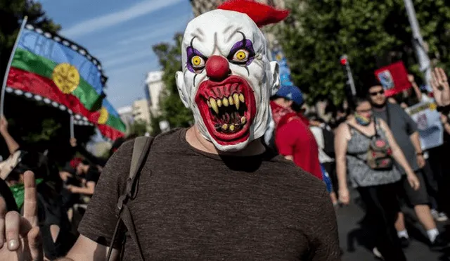 Los chilenos salieron a protestar de una forma peculiar por Halloween.