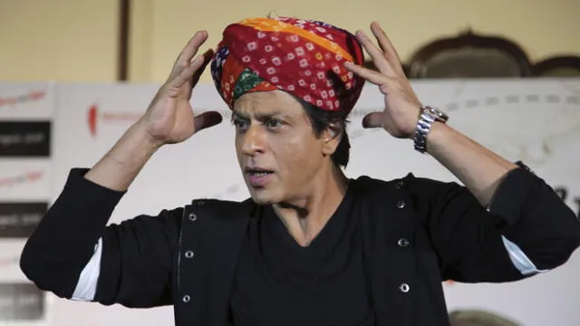 Shah Rukh Khan: policía usa icónica pose del actor en lucha contra el COVID-19