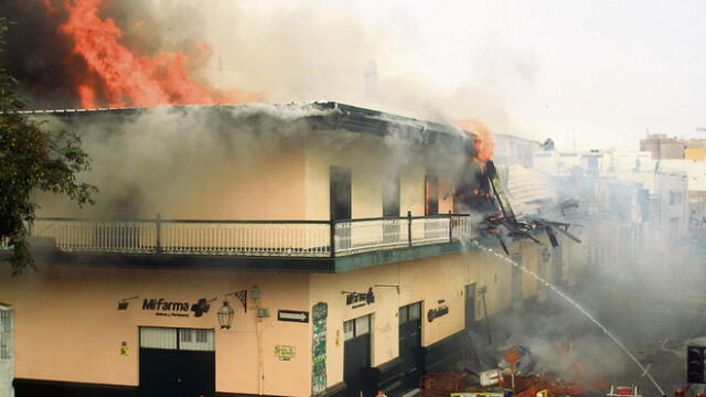 Voraz incendio de casi 3 horas en centro histórico de Trujillo