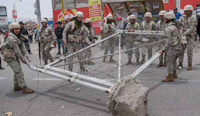 Militares recuperaron rejas del cerco perimétrico del aeropuerto de Arequipa. Foto: Rodrigo Talavera/La República
