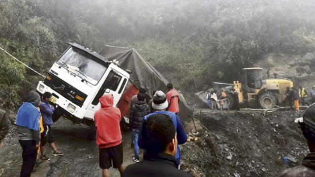 Destrozos. Vías de la región Cusco cedieron por las constantes lluvias. Vehículos fueron afectados y tuvieron que ser cerradas para su reparación.