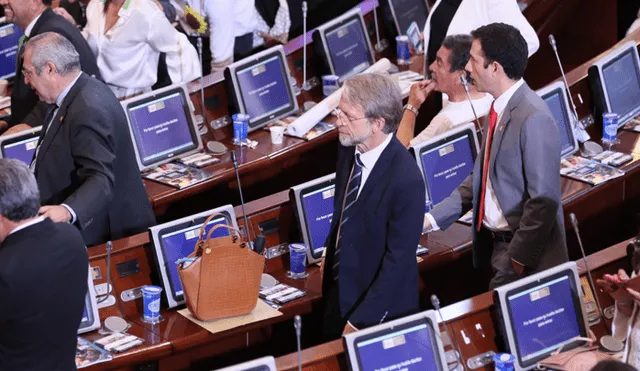 Senador Antanas Mockus se baja los pantalones en el Congreso colombiano [FOTO]