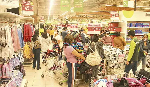 sin control. Comando COVID verificó que en el Mall Aventura de Paucarpata se excede en capacidad. Población lleva a sus hijos a sitios aglomerados.