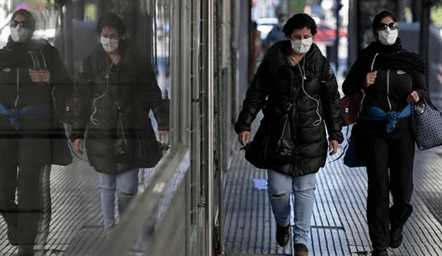 Una trabajadora de la salud camina en la Unidad de Terapia Intensiva del Hospital de la Provincia de Buenos Aires (Argentina). Foto: AFP