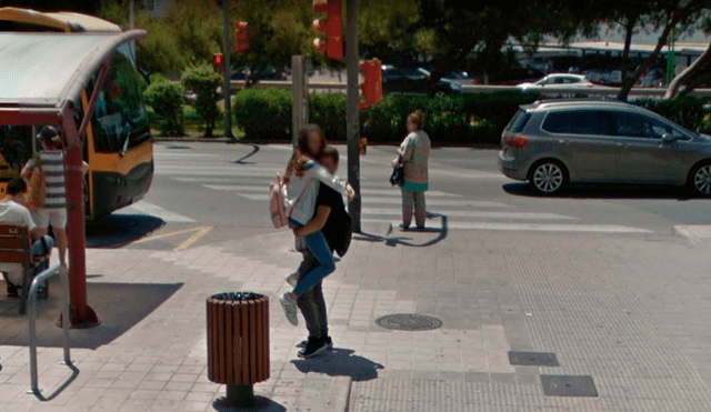 Google Maps: cámaras captan momento íntimo de pareja cuando estaban en un paradero de buses [FOTOS]