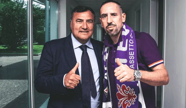 Frank Ribery firmó por temporadas con la Fiorentina y en su presentación apareció el escudo de Universitario de Deportes. | Foto: @acffiorentina