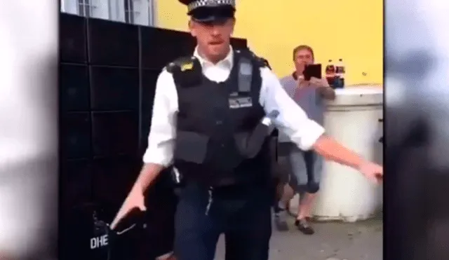 YouTube: policía británico se vuelve viral por sus peculiares pasos de baile en un festival [VIDEO]