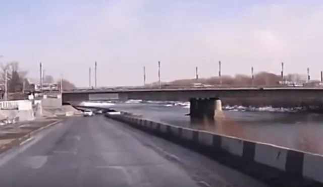YouTube: conductor pierde el control de su vehículo y cae al río 