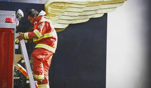 Carlos Schmitt, el “bombero con alas” de la foto que se volvió viral