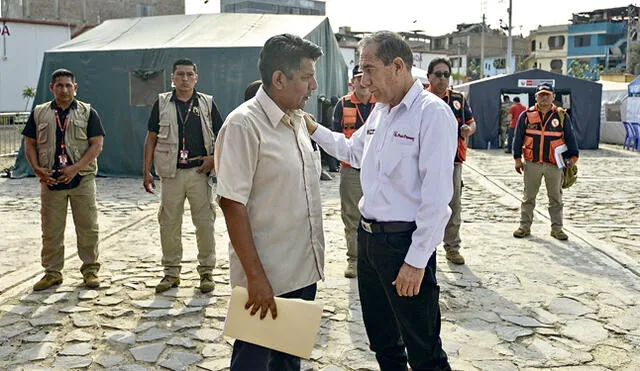 Presente. Ministro Walter Martos conduce personalmente la atención de los damnificados. (Foto: Javier Quispe)