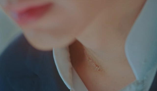 The King: Eternal Monarch: La cicatriz del príncipe Lee Gon aparece en el lado derecho del cuello.