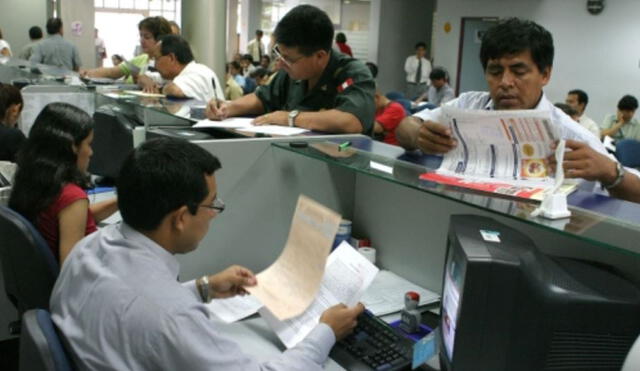 Se estima que 800.000 empleados del sector público se beneficiarían con el bono para afrontar la crisis. Foto: Andina