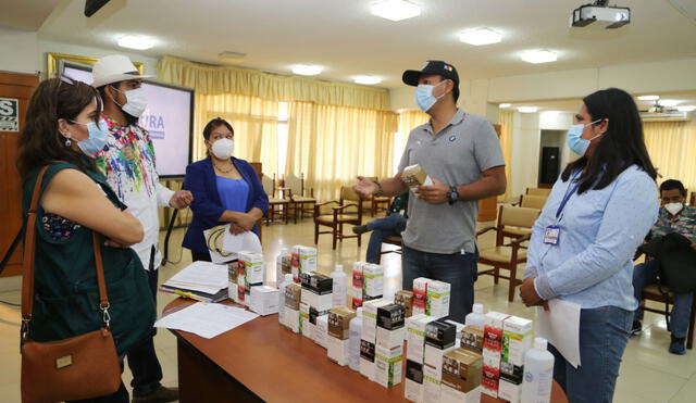 Ganaderos reciben medicina. Foto: Municipalidad de Piura.