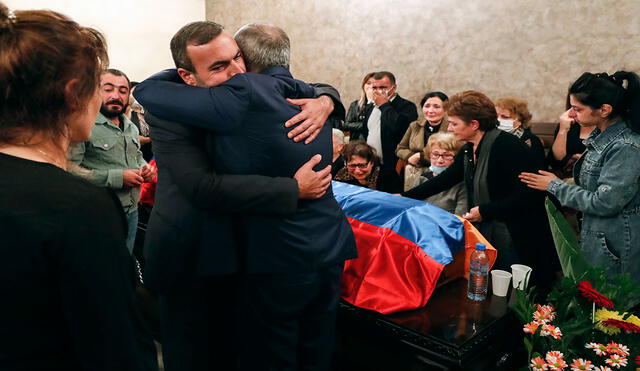 El primer ministro armenio el 16 de octubre en una ceremonia de despedida de un soldado asesinado en Nagorno Karabaj. Foto: Gobierno de Armenia/AFP