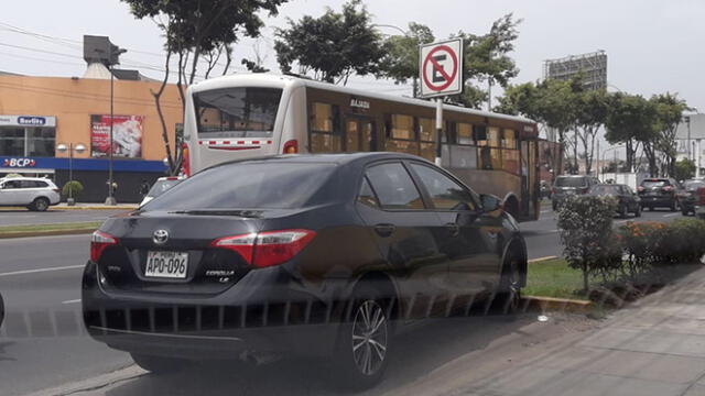 #YoDenuncio: auto se estaciona en zona prohibida de La Molina