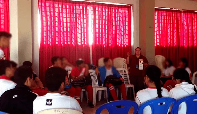 Escolares reciben charlas gratuitas dictadas por obstetras.