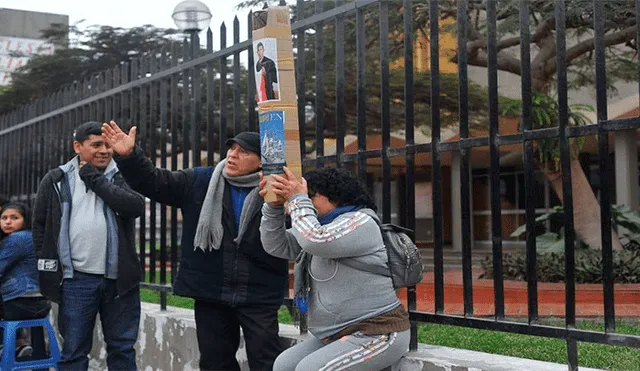 Facebook viral: vecinos vendieron periscopios hechos de cartón para ver la Parada Militar [FOTOS]