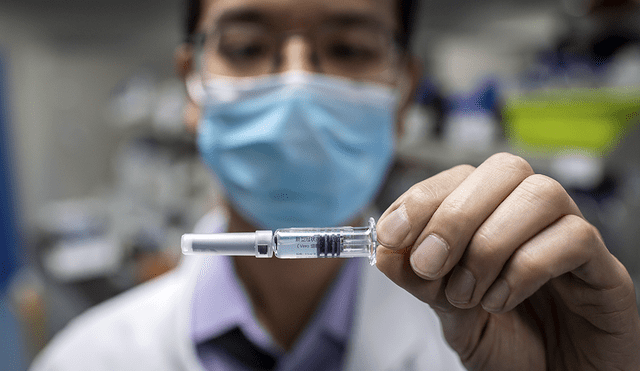 Ingeniero muestra una vacuna experimental para el coronavirus (COVID-19), en Beijing, China. | Foto: Nicolas Asfouri / AFP