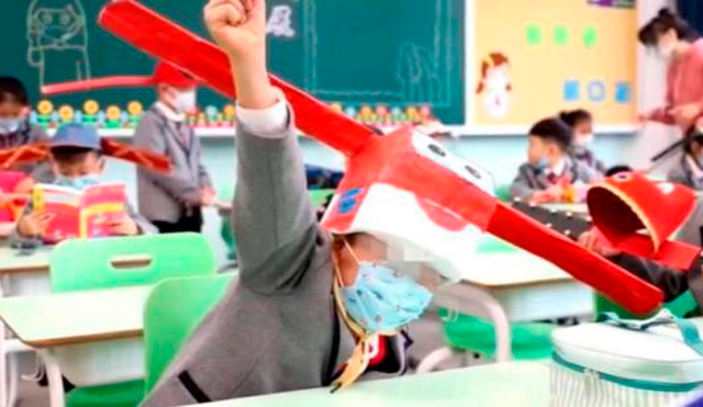 Los sombreros están inspirados en aquellos que llevaban los funcionarios de la dinastía Ming.