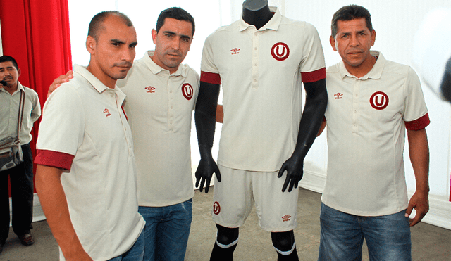 José Luis Carranza, Miguel Ximenez y Rainer Torres posando con la camiseta de Universitario de Deportes. | Foto: Líbero