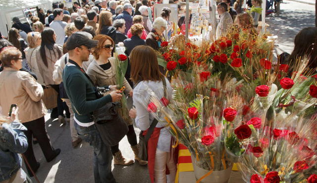 La celebración de Sant Jordi en las ciudades de Cataluña llenaban las calles de libros y rosas rojas. (Foto: Internet)
