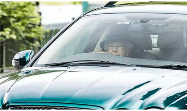 Captan a la reina Isabel II de 91 años manejando su Jaguar