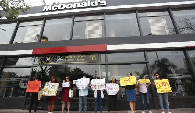 Ciudadanos protestaron contra McDonald's tras la muerte de sus extrabajadores Alexandra Porras y Gabriel Campos. Créditos: Michael Ramón / La República.