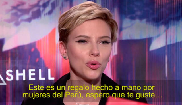 Scarlett Johansson recibe de regalo un bolso hecho a mano por mujeres peruanas [VIDEO]