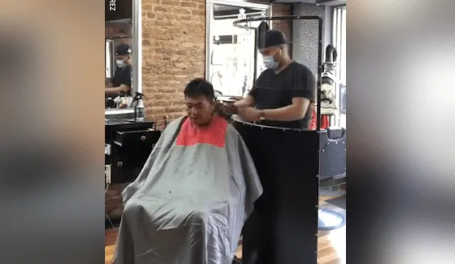 A través de Facebook se hizo viral el curioso método que utilizó un joven para cortar el cabello de sus clientes.