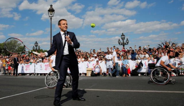 Francia: Macron sorprende jugando tenis y boxeando en las calles de París [VIDEO]