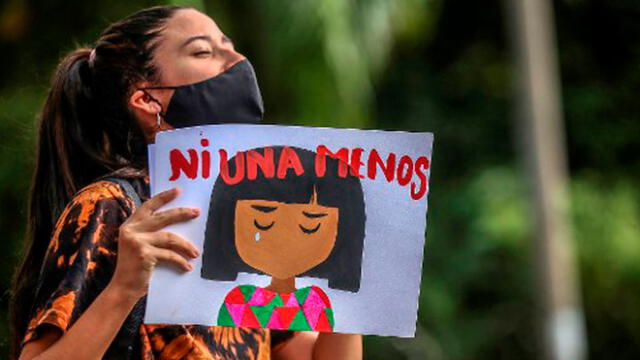 Una mujer sostiene un cartel que dice "ni una menos" durante una protesta frente a los cuarteles del ejército de Colombia contra la presunta violación de niñas indígenas. Foto: Colombia.