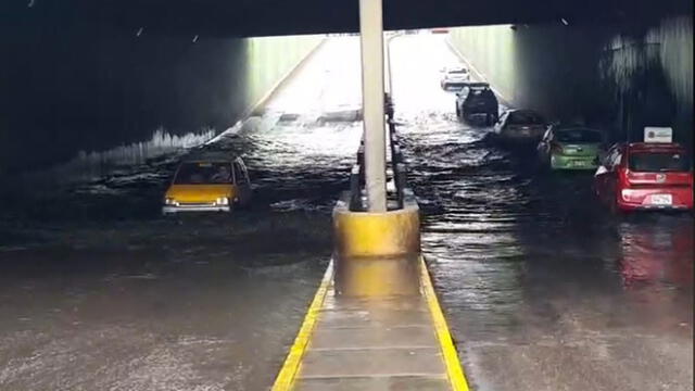 Varios choferes que se atrevieron a pasar terminaron atrapados en medio del agua.