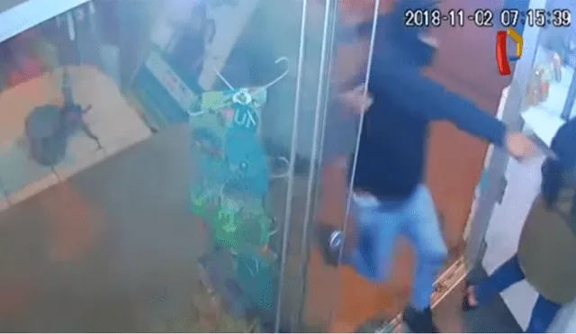 Delincuentes disparan a profesora luego de ya haberla asaltado [VIDEO]