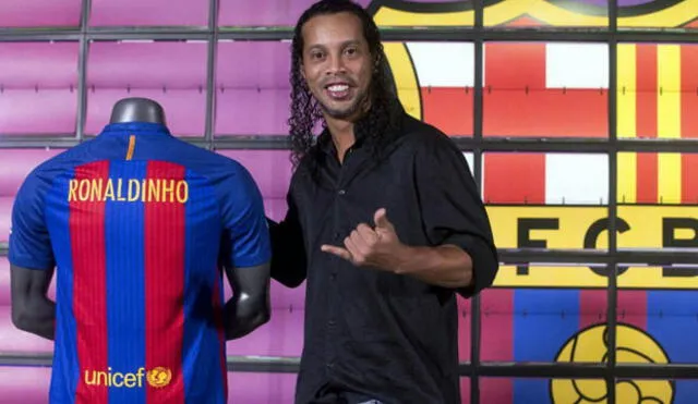 Ronaldinho fue confirmado para jugar el clásico de leyendas entre Barcelona y Real Madrid