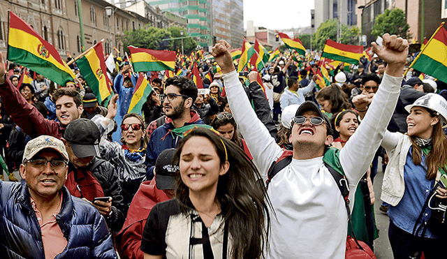Esperanza. Ciudadanos en las calles celebran anuncio del mandatario boliviano. (Foto: AFP)