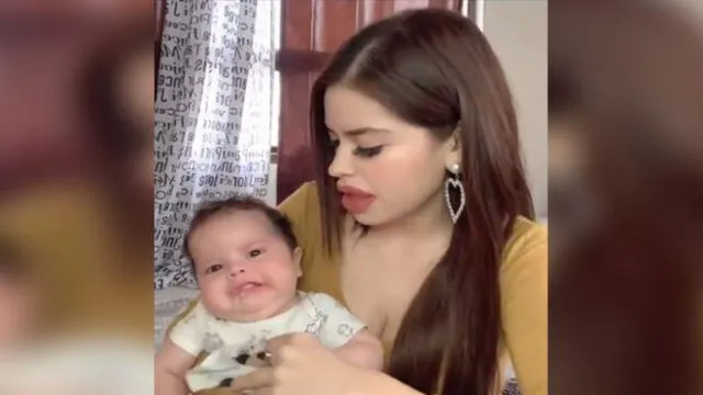 Bebé escucha a su madre cantar y no puede evitar vomitar [VIDEO]