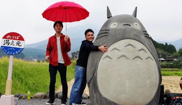Vía Facebook. Una pareja de abuelos construyeron la escultura de esta mítica criatura de la famosa película animada 'Mi vecino Totoro'.