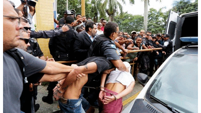 El hombre fue transportado a una cárcel en medio de la indignación popular. Fuente: Agência O Globo.