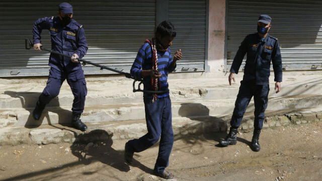 Policía de Nepal usa curioso aparato para detener a quienes violan cuarentena [FOTOS]