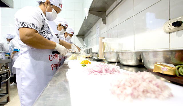 Comedores populares solo podrán despachar los alimentos, no atenderán en locales. Foto: Midis.